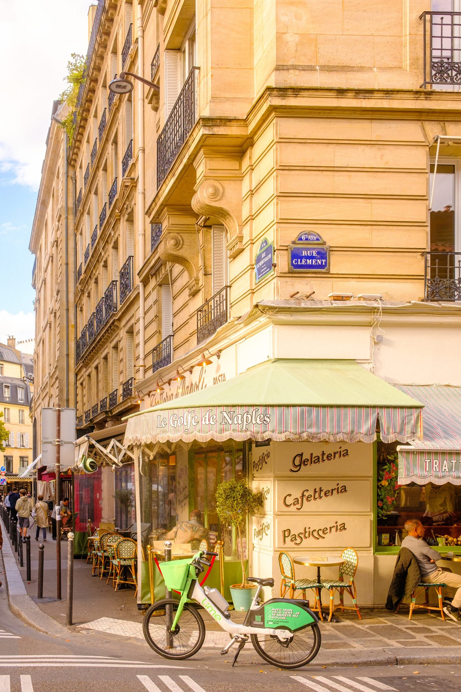 Parisian Café